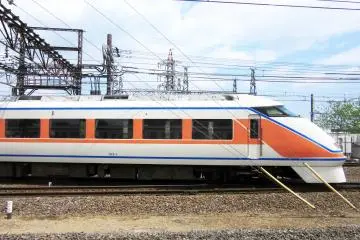 Un train Express Tobu en provenance d'Asakusa