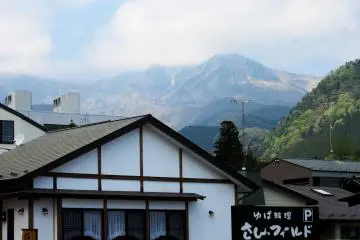 A Nikko, les montagnes sont toujours visibles