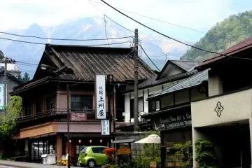 Les bâtisses anciennes de Nikko abritent des ryôkans ou des magasins