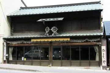 Un bâtiment ancien fermé