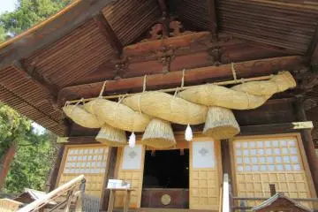 This size of shimenawa can't be seen at other shinto shrines