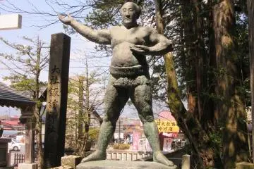 Sumo wrestler statue in Kamisha