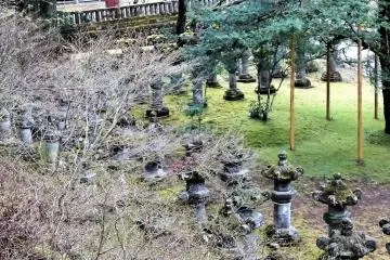 ระเบียงโคมไฟหินที่วัดไทยุอิน (Taiyu-in) 