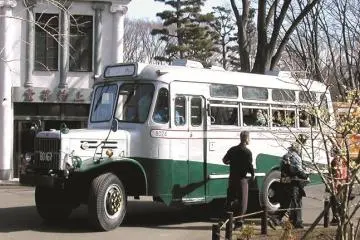 Bonnet bus