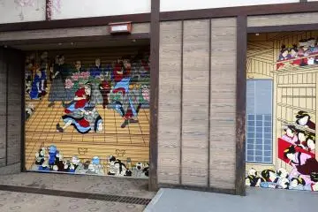 ประตูร้านค้าสีสวยบนถนนเด็มโปะอิน (Dempoin) 