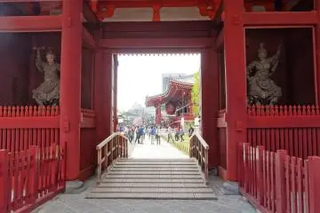 มองผ่านประตูนิเท็นมอน (Nitenmon) ประตูทางทิศตะวันออกของวัดเซ็นโซะจิ