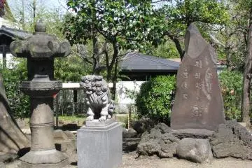 There are few smaller temples ad jinja in Asakusa