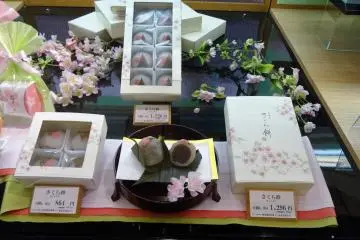 ขนมโมจิซากุระในกล่องสวยน่าซื้อ