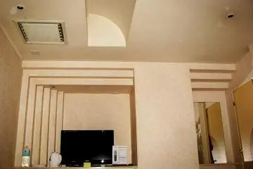 Desain dinding dan plafon yang menarik