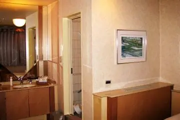 Kamar saya memiliki kaca besar. Bagian kamar mandi dan toiled terpisah