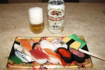 Sangat lelah, jadi saya membeli sushi-set dan beer. Itadakimasu!
