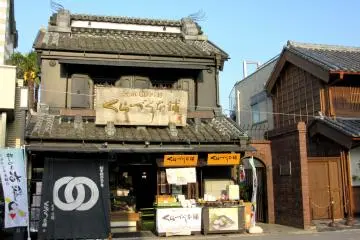 This house has different roof's decoration
