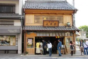 Most of the houses are shops or restaurants now