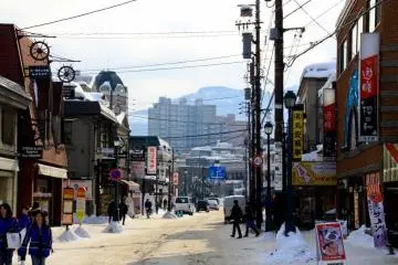 Sakaimachi Street is a bustling merchant street now filled with fresh seafood vendors, sweet shops, souvenir shops, glass studios and restaurants.