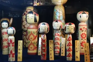 Des kokeshi traditionnelles