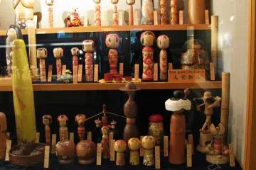 Une grande variété de kokeshi