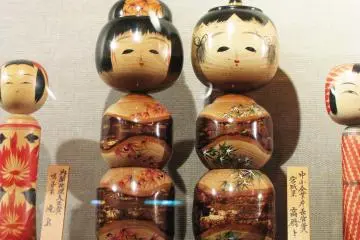Des kokeshi artistiques avec différentes formes et différents motifs