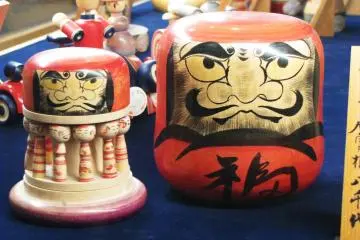 Des Daruma en bois