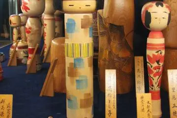 Des kokeshi modernes et des poupées de "musiciens" en bois