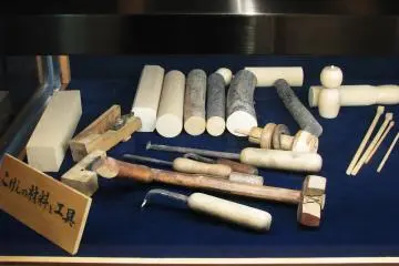 Des matériaux et instruments utilisés pour la confection de kokeshi
