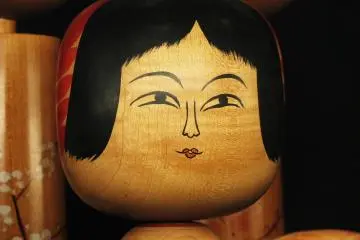 Un visage de kokeshi plus traditionnel