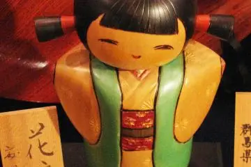 Une jolie kokeshi représentant une fille