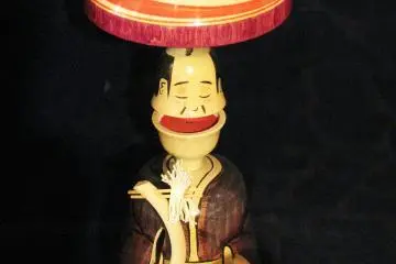 Un jouet en bois mécanique
