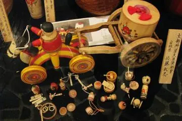 De petits jouets en bois utilisés pour un jeu