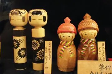 Des kokeshi conçues de diverses manières
