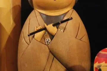 Une très belle kokeshi artistique