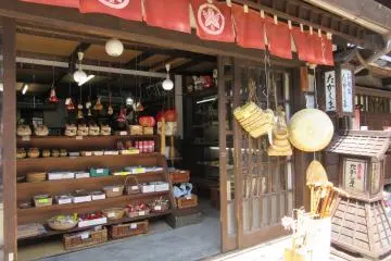 Souvenir & crafts shop