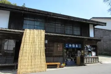 Small places where you can have a drink and buy treats
