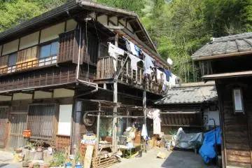 An inhabited house!
