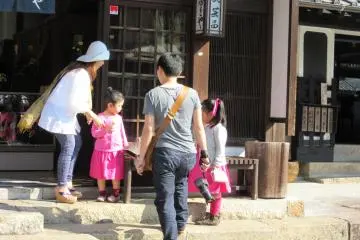 Traveling by car, people still need a lunch stop
