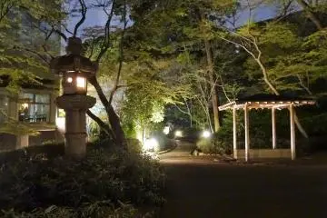 พร้อมชมโคมไฟหินหลายแบบ