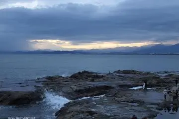 At low tide the rocks are visible and many lovers enjoy the scenery. Mount Fuji is in the distance