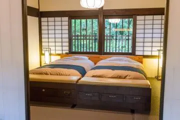 Ranjang kayu yang elok