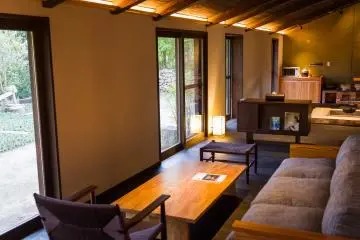 Area sofa dan lounge yang menghadap ke taman
