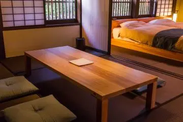 Kamar Jepangnya memiliki karpet tatami gelap yang cantik