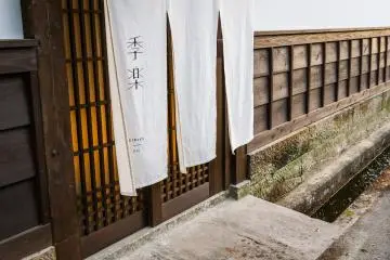 Mengalir dengan jalan, tempat ini tadinya adalah sebuah rumah gerbang