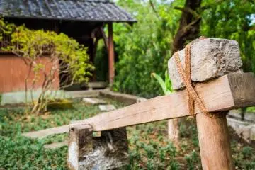 Peralatan tua di taman, dengan sebuah sumur