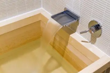 Bersantai di sebuah koyamaki, atau bak mandi pinus