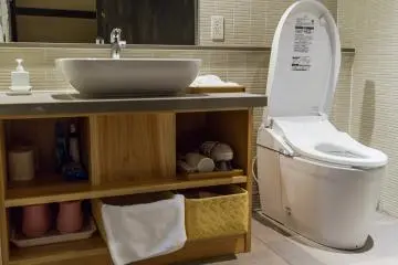 Kamar mandi yang bersih dan modern, dengan fasilitas lengkap