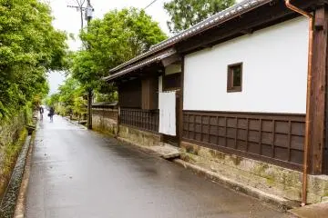 Rumah gerbang tampak luar, di sisi jalan yang sepi