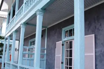 Western-style house with veranda at Hollander Slope