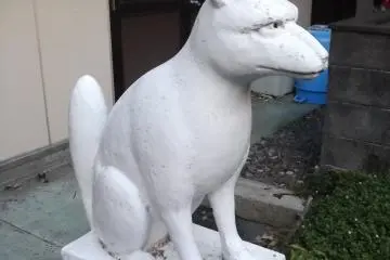 A guardian dog at a side shrine...