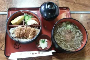 1 set makanan dengan katsu daging babi