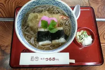 Soba panas dengan tempura dengan fish cake (oden, sejenis otak-otak) 