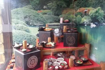Display makanan dengan latar belakang gambar indah di luar