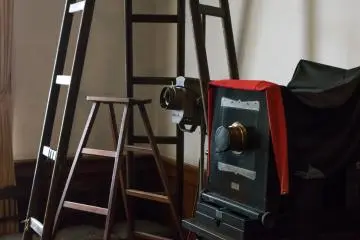 Peralatan fotografi asli dari pelopor fotografi Jepang, Kenzo Kobayashi.